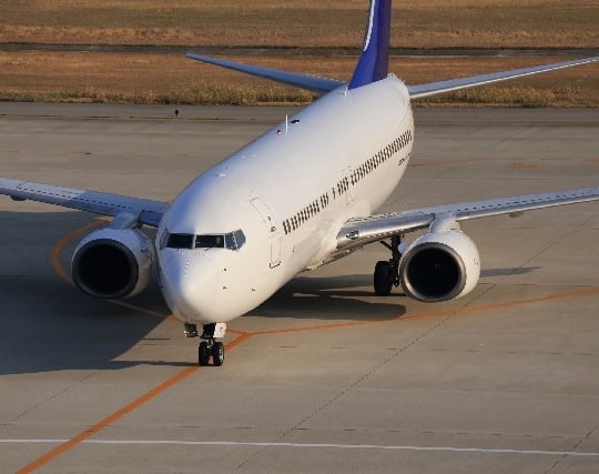 空港に停止している飛行機をイライラしながら見ている夢