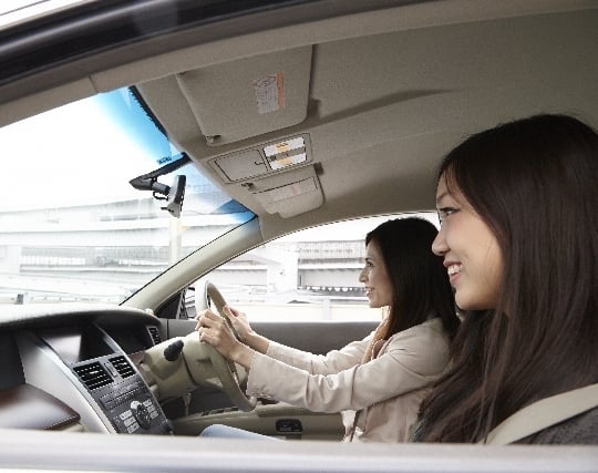 人を乗せて車を運転する夢