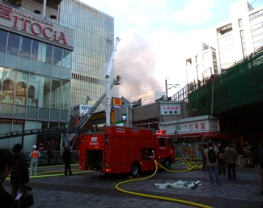 消防車が火事に放水する夢