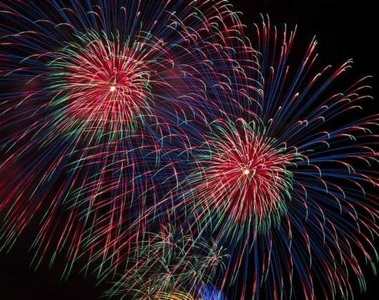 空に打ち上げられた花火を見上げている夢