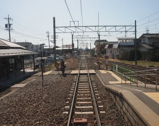 線路が真っすぐ果てしなく続く夢