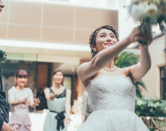 何かの結婚式のブーケトスが印象的な夢