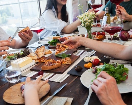 誰かと一緒に楽しくご飯を食べる夢