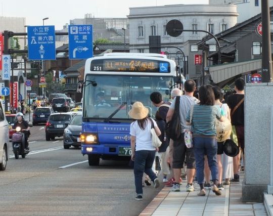 バス停でバスを待つ夢