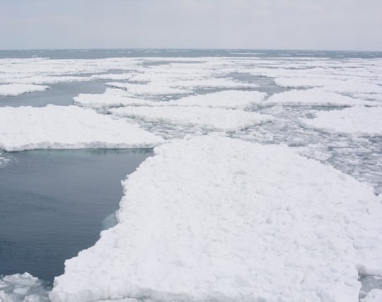 氷が割れて水の中に落ちる夢