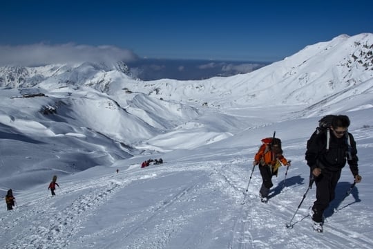 青空を背景に雪山を登る夢