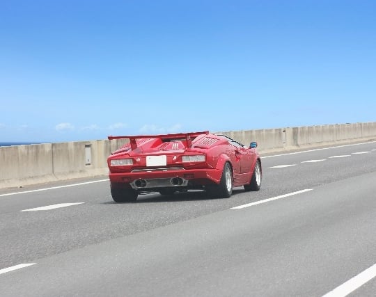 高速道路で車を飛ばしている夢