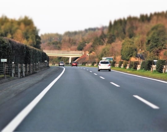 高速道路で車が順調に走っている夢