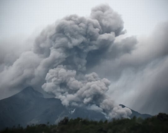 噴火した火山から避難する夢