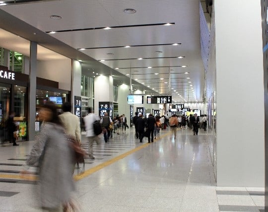 にぎやかな駅の夢