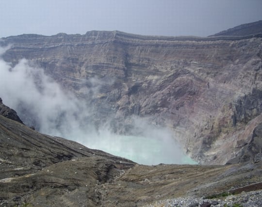 火山の噴火口を覗く夢