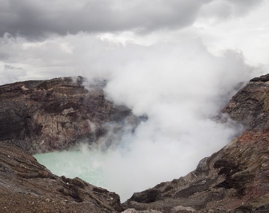 火山の噴火口から煙が立ち上っている夢