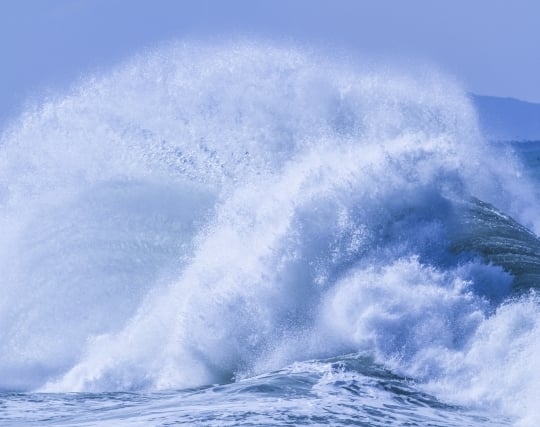 強風で海が荒れる夢