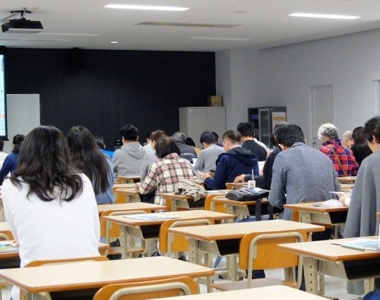 学校の教室で机に向かって勉強している夢