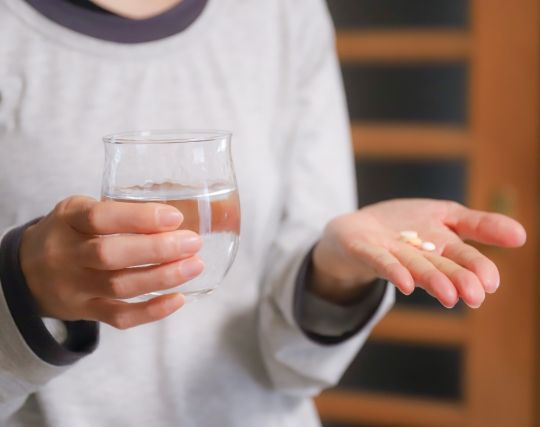 病人が薬を飲む夢